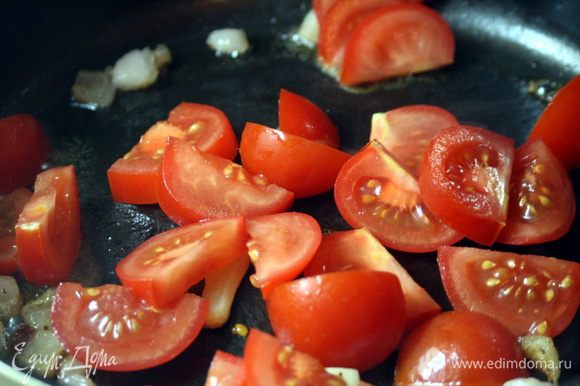 В сковороде обжариваем помидоры, добавляем к ним соус ткемали и тушим минут 10.