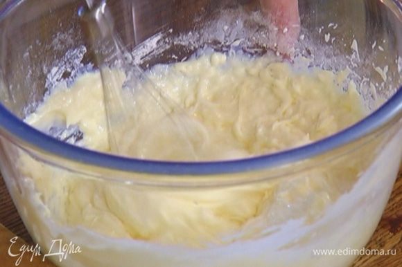Сметану соединить со сливочным сыром, всыпать сахарную пудру и перемешать ложкой, затем взбить миксером в однородную массу.