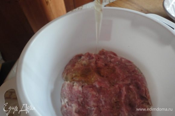 Смолоть свинину на мясорубке, луковицу тоже туда, добавить слегка взбитый белок, посолить, поперчить.
