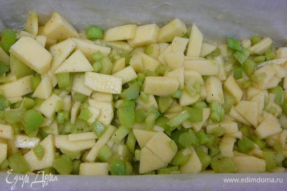 Залить крошки половиной теста,на тесто уложить яблочно-ревневую начинку.