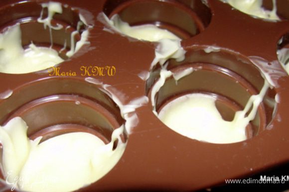 Выложить аккуратно, с помощью десертной или чайной ложечки или лопаточки, на уже застывший белый шоколад.