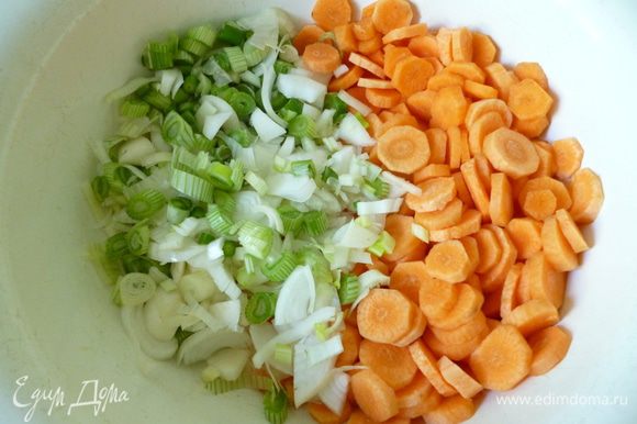 Нарезать морковку и лук.Я для этого блюда обычно использую молоденькую морковку и свежий лук,белую часть.