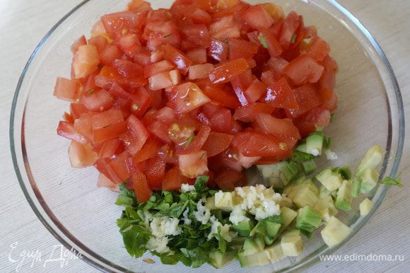 В миске перемешать мелко нарезанные томаты, выдавить чеснок (1 шт.) и мелко нарезать спелый авокадо, заправить одной столовой ложкой оливкового масла.