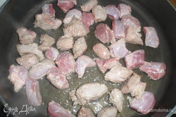 Сковороду разогреть с растительным маслом и выложит мясо. Обжарить мясо, посолить и поперчить.