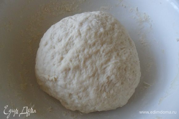 К жидкости прибавить дрожжи и муку и замесить мягкое, эластичное и крутое тесто (такое что бы не липло к рукам).Поставить тесто в теплое место на 50 минут.