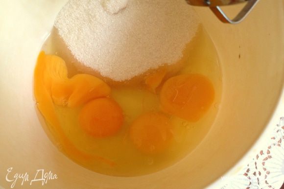 Взбить яйца и сахар в белый крем