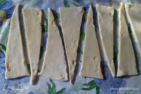 После того, как тесто простоит в морозилке 30 минут, достать его и раскатать в прямоугольник толщиной 5 мм, обрезать края и нарезать треугольники.