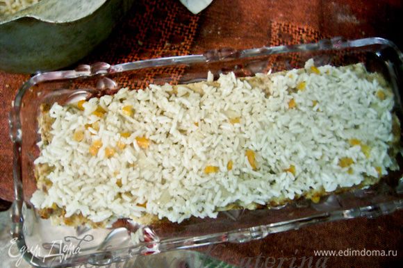 Теперь сборка. На блюдо выложить мясной корж. На него выложить рисово-овощную начинку толщиной примерно 0,5 см, разровнять по всей поверхности коржа.
