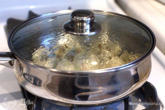 Добавляем в сковородку пол стакана воды и закрываем крышкой. Убираем огонь до минимального. Через несколько минут снимаем крышку со сковороды. Продолжаем тушить, пока вода практически полностью не испарится.
