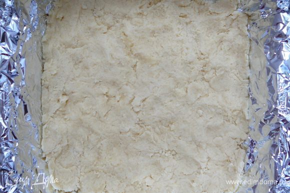 Выложить тесто на смазанный лист пергамента или фольги в форму и равномерно его утрамбовать. Поместить тесто в форме в холодильник для охлаждения на 30 минут.