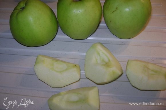 яблоки очистить от кожуры,yдалить плодоножку и вырезать сердцевину.Если яблоки маленькие,то пополам.Если большие,то на 4 части.