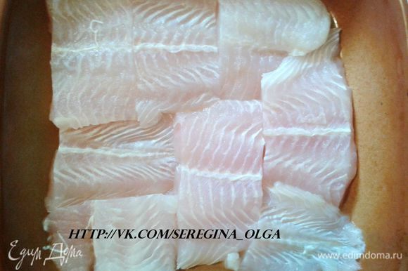Филе рыбы промыть, обсушить на бумажном полотенце, порезать на порционные куски, выложить в жаропрочную форму.