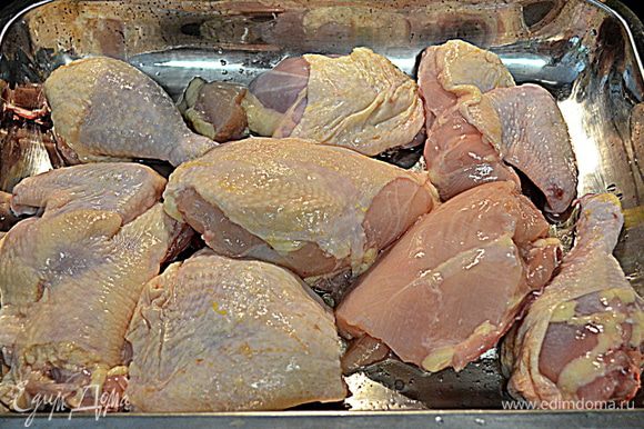 Смажем большую форму или противень олив.маслом.Выложим кусочки курицы так,чтоб ножки и крылышки по краям, а грудки в центре.