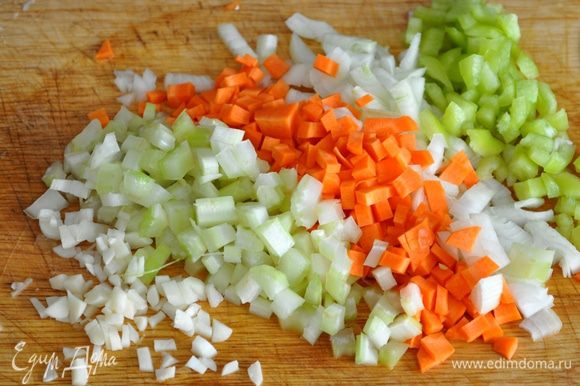 Небольшими кубиками нарезать овощи (морковь, лук, сельдерей, перец и чеснок)