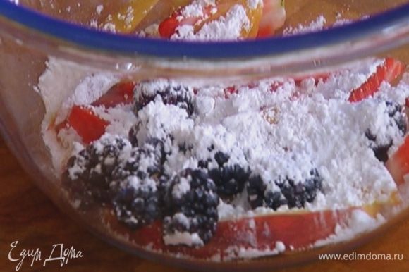 Персик, клубнику и ежевику посыпать 1 ст. ложкой сахарной пудры и дать немного настояться, затем перемешать.