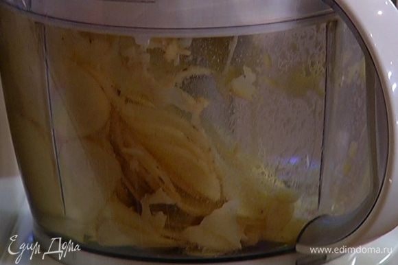 Картофель промыть и, не очищая, нарезать тонкими кружками.