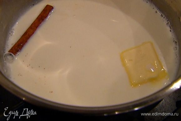 Приготовить крем: молоко налить в небольшую кастрюлю, добавить оставшееся сливочное масло и корицу и довести до кипения.