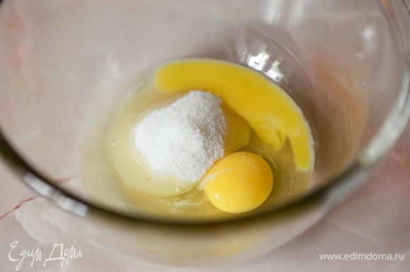 Добавить в миску сахар и яйца