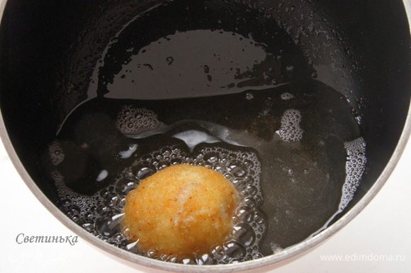 Затем нагреваем масло и отправляем туда подготовленное яйцо. Я много масла не наливаю, где-то на 1-1,5 см. как только с одной стороны позолотится яйцо, сразу же перекатывайте на другой бочок. Процесс вообщем-то простейший и мгновенный!