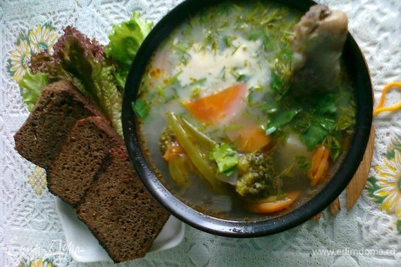 8. Разливаем суп по тарелкам, украшаем рубленой зеленью (оставшуюся отправляем в кастрюлю). Подавать с чесночными хлебцами и сметаной. Приятного аппетита!