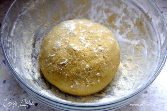 Для теста пальцами перетереть в широкой миске муку с мягким сивочным маслом. Добавить щепотку тертой лимонной цедры, сахарную пудру, желтки, щепотку соли, молоко и хорошо вымесить тесто. Завернуть тесто в пленку и положить в холодильник на 30 минут.