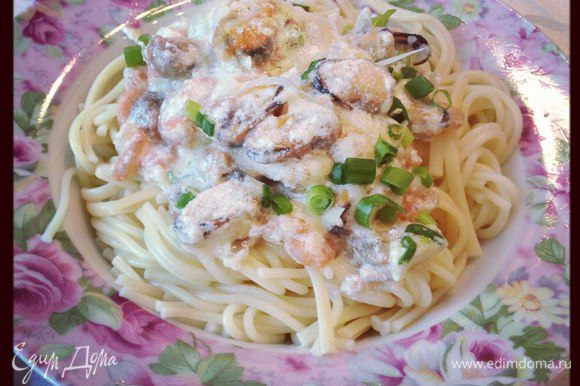Готовые морепродукты в соусе кладем на отваренные спагетти! Приятного аппетита!