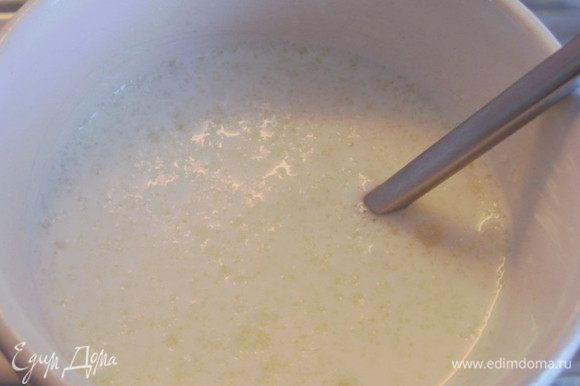 Пачку желатина (7 гр) развести в 100 мл молока комнатной температуры и оставить набухать его 10 минут.