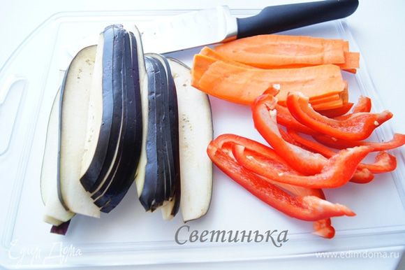 Пока рис с курицей доходят до готовности, нарезаем баклажаны, морковь и перец (помидор). Для нарезки моркови воспользовалась овощечисткой.
