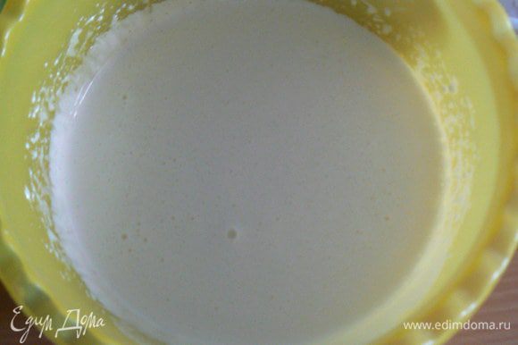 В большой миске взбейте миксером яйца, йогурт, молоко, масло и сахар.