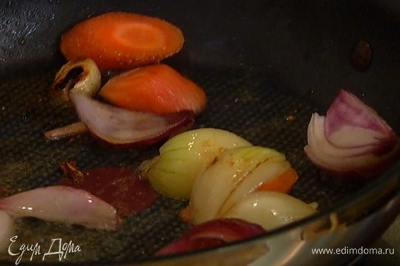 Обжарить морковь, лук и чеснок на той же сковороде, где жарилось мясо.