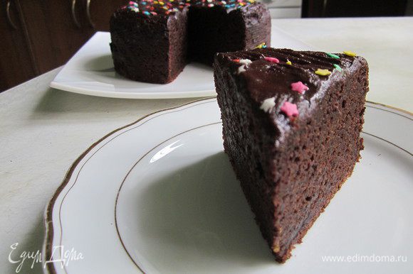 Подержите торт немного в холодильнике и подавайте к чаю или кофе)))