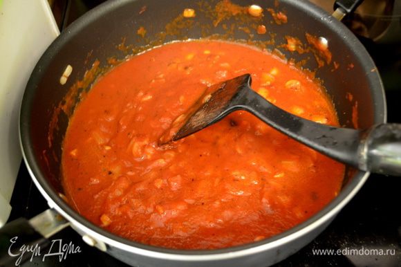 На сковороду добавить оливковое масло и обжарить лук примерно 10 мин. Добавить томат.пюре,чеснок и томат.пасту,прованские травы (специя) и молот.душистый горошек. Все перемешать и дать слегка прокипятится.
