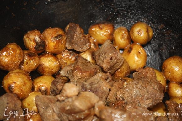 Когда картофель приготовится, добавить к нему тушеную говядину, каплю жидкого дыма и дать несколько минут еще протомиться.