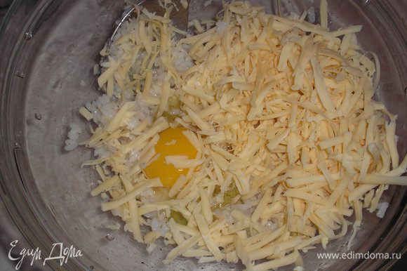 Готовим основу из риса. Для этого рис предварительно варим,остужаем. Добавляем натертый твердый сыр, яйцо, перемешиваем, солим-перчим по вкусу.