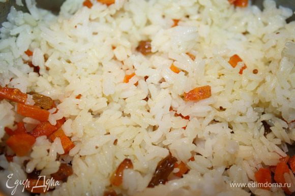 Для рисового гарнира отварить рис по инструкции на упаковке в подсоленной воде.Морковь нарезать кубиками и обжарить её на оливковом масле,затем добавить изюм(предварительно замоченный в воде) и специи,растёртые в ступке.К моркови добавить рис,перемешать и прогреть гарнир.