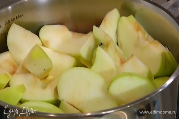 В небольшую кастрюлю влить стакан воды, добавить яблоки, довести до кипения и убавить огонь до самого маленького.