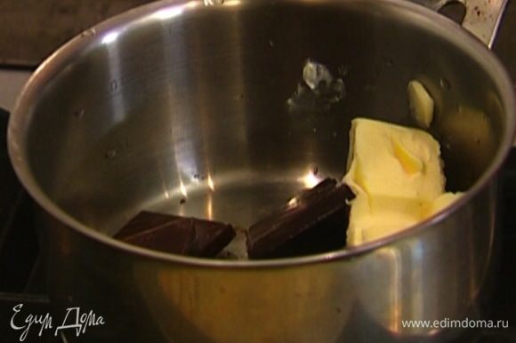 Черный шоколад поломать на кусочки и выложить в небольшую кастрюлю.