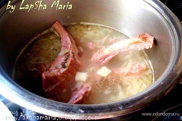 Когда вода закипит опустить в суп картофель и копченые ребра. Приправить солью, перцем, положить лавровые листики и тимьян.