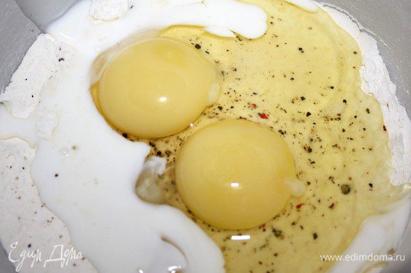 Муку смешать с солью,перцем и разрыхлителем.Добавить яйца и молоко.Замесить тесто на оладьи.