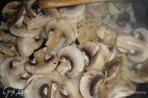 Для начинки обжарить на сливочном масле лук. Добавить грибы и жарить на среднем огне примерно 10 минут до выкипания жидкости.