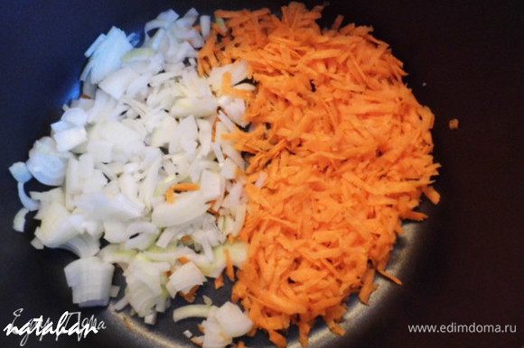 Почистить лук и морковь, помыть и обсушить бумажным полотенцем. Морковь нашинковать на крупной тёрке, а лук мелко покрошить. В большую кастрюлю-чугунок вылить 2 ст.л. растительного масла, добавить лук и морковь...