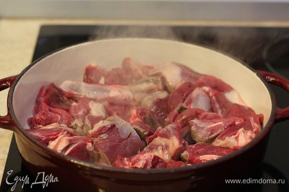 Плесните масло в кастрюлю, поставьте ее на сильный огонь. Обжарьте мясо с обеих сторон. Кладите мясо только в один слой, чтобы из мяса не начал вытекать сок.