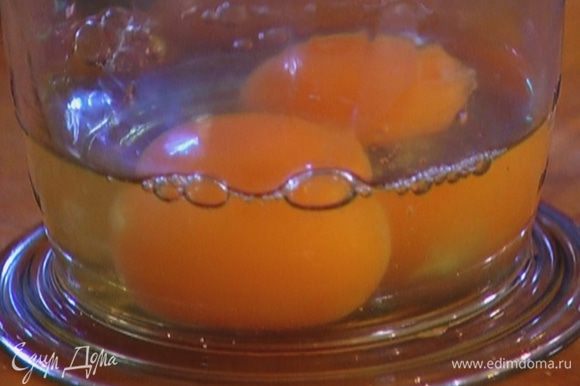 Яйца слегка взбить венчиком.