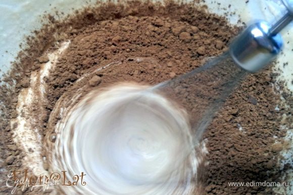 Крем разделить на две части. В одну часть добавить какао и 3/4 тертого шоколада. Во вторую ванильный сахар.
