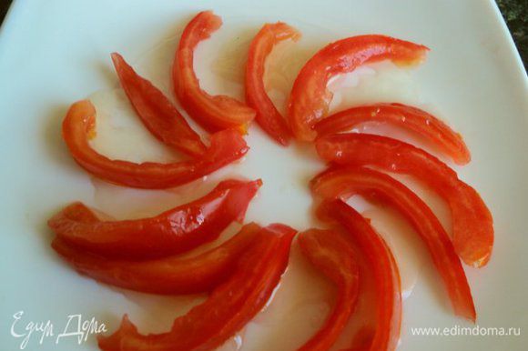Перед подачей помидоры порезать четвертинками, вынуть семена и нарезать мякоть полосками. Выложить на блюдо и полить оливковым маслом.