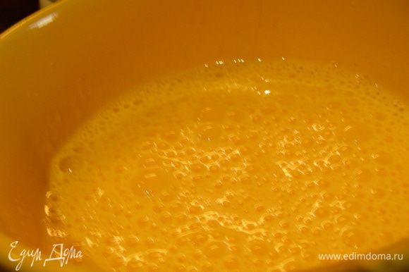 Для апельсиновой пенки выжимаем сок из апельсина, соединяем его с желтками и все взбиваем погружным блендером секунд 30.