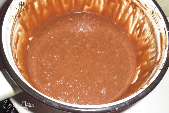 Готовим шоколадные сливки: шоколад растопить на водяной бане, добавить в сливки и перемешать до полного растворения.