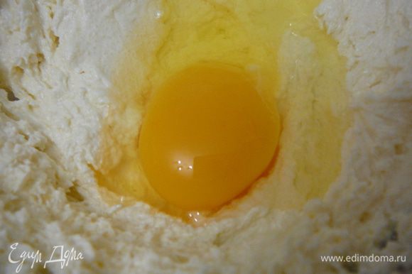 Затем вбить с масляную смесь по одному яйцу,не переставая взбивать миксером масло. Взбивать до пышности в течении 4 минут.