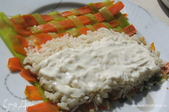 Сверху выложить рис и сырный соус (соус можно приготовить так: http://www.edimdoma.ru/retsepty/40955-zapechennyy-kartofel-s-gribami-v-syrnom-souse)