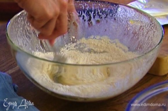 Муку смешать с содой, солью и разрыхлителем, затем ввести в яично-масляную смесь и перемешать.
